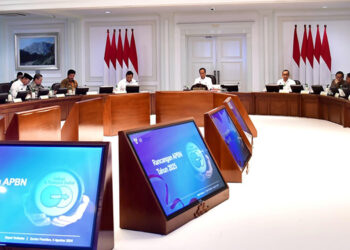 Jokowi di Ratas RAPBN 2025: Waspadai Risiko Ekonomi Global dan Optimalkan Penerimaan Negara