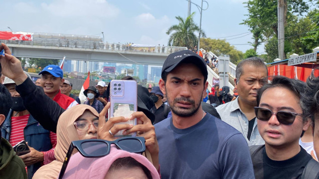 Protes Revisi UU Pilkada, Reza Rahardian Orasi dan Ikut Demo di Depan DPR