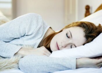 Tidur dengan Posisi Miring Memiliki Manfaat dan Risiko Ini
