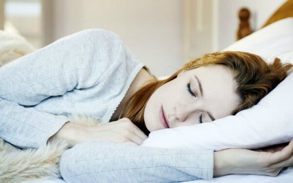 Tidur dengan Posisi Miring Memiliki Manfaat dan Risiko Ini