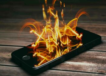 Hati-Hati Meledak, Perhatikan Faktor Penyebab Ini Saat Mengisi Baterai Ponsel