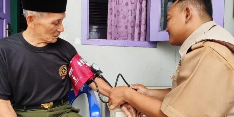 Tim Ngider Sehat Lakukan Pengecekan Rutin untuk Para Veteran di Tangsel