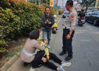 Laka Lantas di Jalan Pahlawan Seribu, Personil Polres Tangsel Sigap Tangani Korban