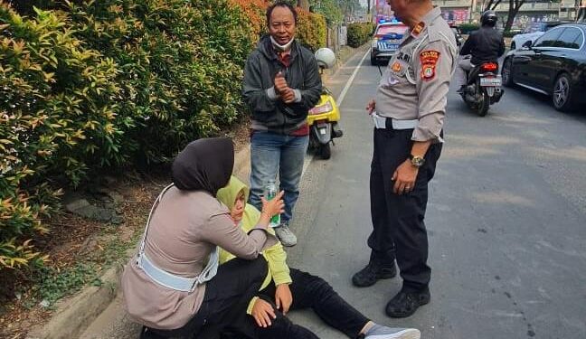 Laka Lantas di Jalan Pahlawan Seribu, Personil Polres Tangsel Sigap Tangani Korban