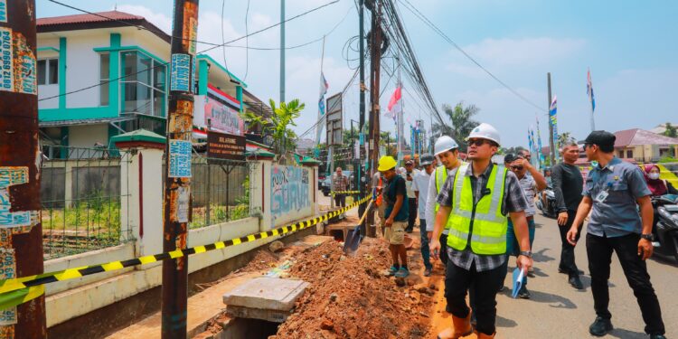 Tinjau Proyek Infrastruktur di Pisangan Ciptim, Pilar: Bangun Pedestrian Lebih Rapi dan Nyaman