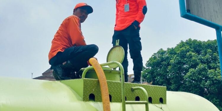 Atasi Kekeringan, Pemkot Tangsel Salurkan Air Bersih ke Sejumlah Titik
