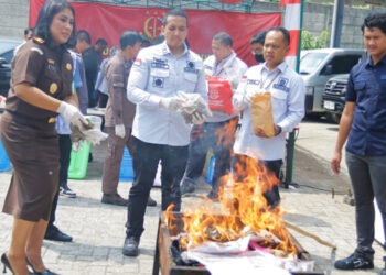 Lewat Proses Pembakaran, Kejari Tangsel Musnahkan Barbuk Uang Asing Palsu dan Narkotika