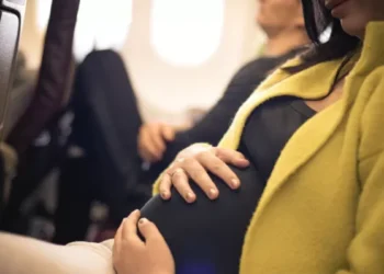 Ketika Ibu Hamil Bepergian Naik Pesawat, Amankah?