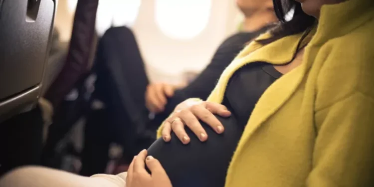 Ketika Ibu Hamil Bepergian Naik Pesawat, Amankah?