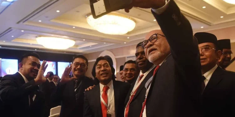 Dari Komedian Melenggang ke Senayan, Komeng jadi Pusat Perhatian