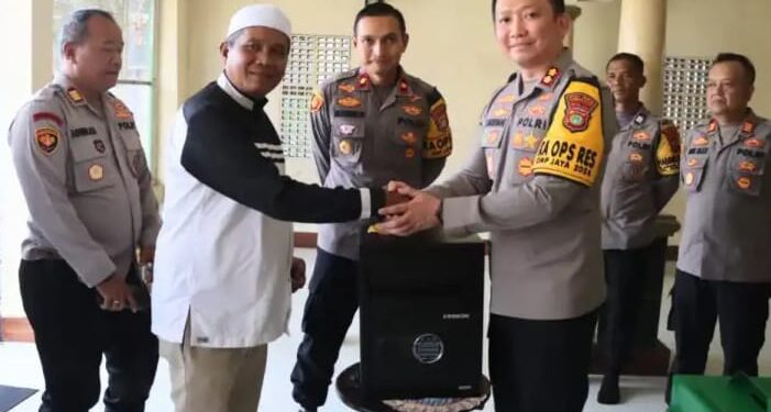 Sempat Kemalingan, Polres Tangsel Beri Bantuan Kotak Amal ke Musholla Ar-Rohman