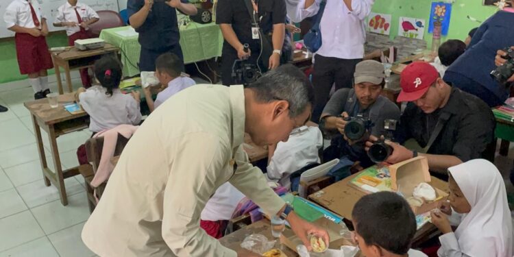 Uji Coba Makan Gratis di Sekolah Dasar, Pemprov DKI Sediakan Menu Ayam dan Nasi Goreng