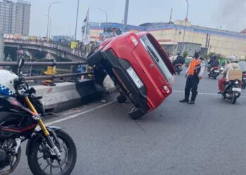 Diduga Kurang Fokus, Pengendara Mobil Tabrak Pembatas Jalan Fly Over Ciputat