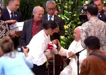 Bayi Nadiem Makarim Diberkati oleh Paus Fransiskus di Katedral