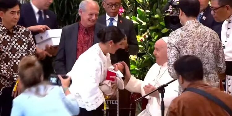 Bayi Nadiem Makarim Diberkati oleh Paus Fransiskus di Katedral