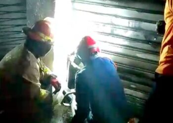 Pabrik Oli dan Ban di BSD Terbakar, Damkar: Api Sulit Dipadamkan