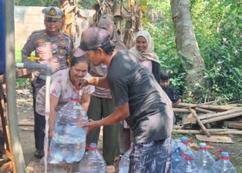 Hari Lalu Lintas ke-69, Sat Lantas Polres Tangsel Gelar Baksos Distribusikan Air Bersih