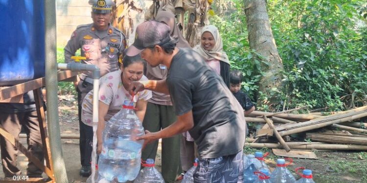 Hari Lalu Lintas ke-69, Sat Lantas Polres Tangsel Gelar Baksos Distribusikan Air Bersih