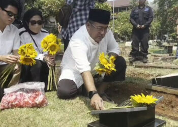 Ziarah ke Makam Babeh Sabeni, Rano Karno Menangis Kenang Hal Ini