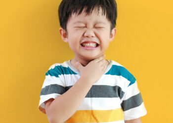 Jangan Panik, Begini Cara Memberi Pertolongan Pertama Anak Tersedak yang Wajib Diketahui