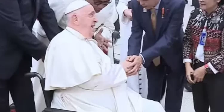 Paus Fransiskus Tiba di Tanah Air, Masyarakat Antusias Menunggu di Sekitar Kedutaan Besar Vatikan