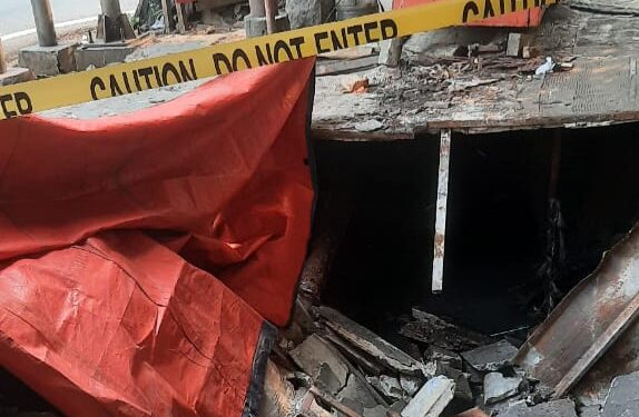 Enam Orang Petugas Puskemas Nyemplung ke Got Akibat Warung Makan Roboh