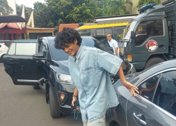 Terlihat Santai dan Cengengesan, Vadel Badjideh Penuhi Panggilan Penyidik Ditemani 11 Pengacara