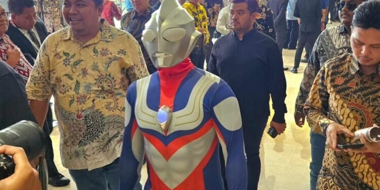 Ada Superhero Ultraman Ikut Dilantik di Tengah Ratusan Anggota DPR RI, Siapa Dia?