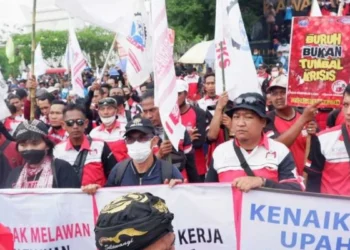 Ribuan Buruh Bakal Kepung Istana Tuntut Kenaikan Upah Siang Ini
