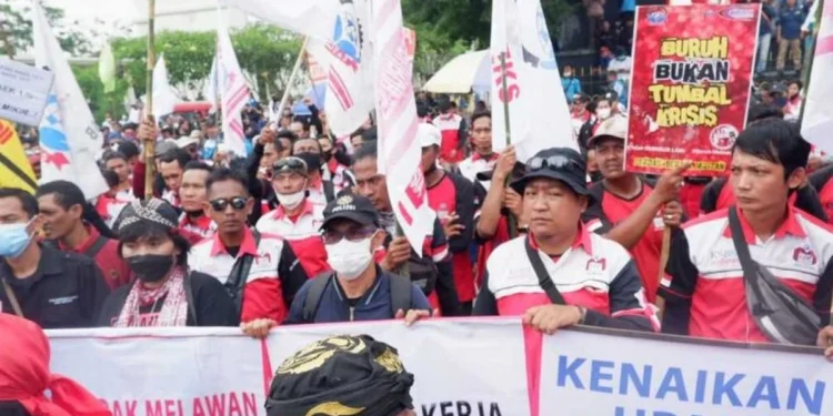 Ribuan Buruh Bakal Kepung Istana Tuntut Kenaikan Upah Siang Ini