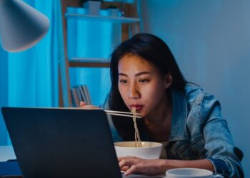 Makan di Atas Jam 7 Malam Bikin Gemuk? Influencer Kesehatan Bilang Begini