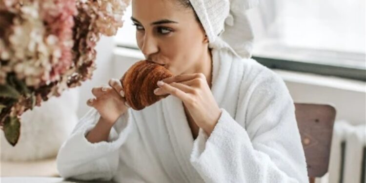 Kebiasaan Mandi Setelah Makan, Adakah Pengaruhnya bagi Kesehatan?