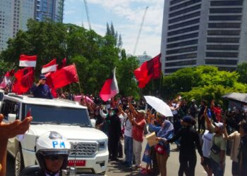 Tumpangi Maung Garuda Putih, Presiden Prabowo Beri Salam pada Warga