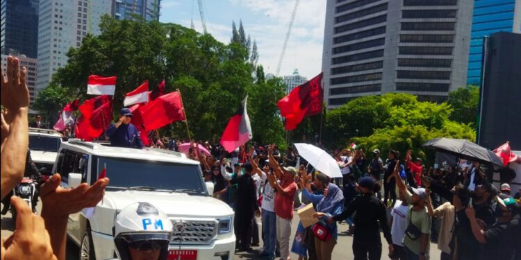 Tumpangi Maung Garuda Putih, Presiden Prabowo Beri Salam pada Warga