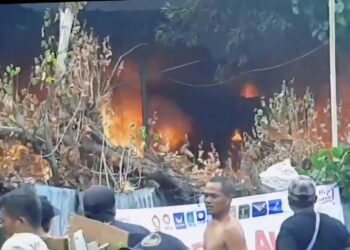 Petugas Damkar Kesulitan Padamkan Api di Lapak Pengepul Barang Pondok Aren