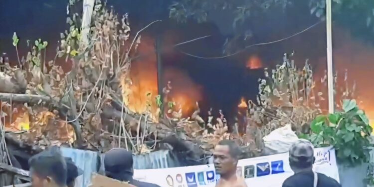 Petugas Damkar Kesulitan Padamkan Api di Lapak Pengepul Barang Pondok Aren