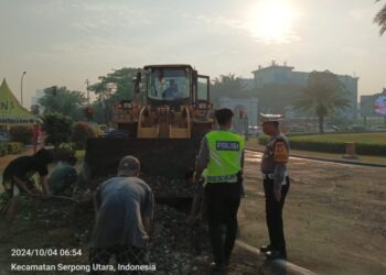 Unit Gakkum Sat Lantas Polres Tangsel Evakuasi Truk Terbalik di Alam Sutera
