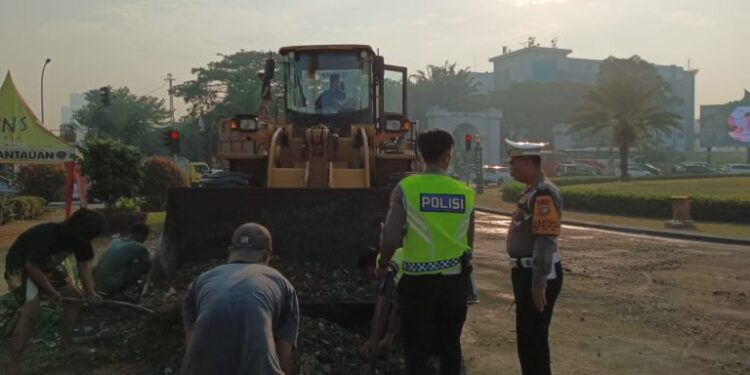 Unit Gakkum Sat Lantas Polres Tangsel Evakuasi Truk Terbalik di Alam Sutera