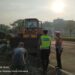 Unit Gakkum Sat Lantas Polres Tangsel Evakuasi Truk Terbalik di Alam Sutera