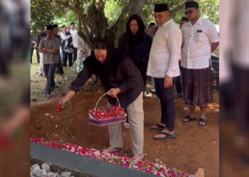 Sebelum Dimakamkan, Sejumlah Tokoh Ikut Salatkan Jenazah Ismet Iskandar