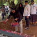 Sebelum Dimakamkan, Sejumlah Tokoh Ikut Salatkan Jenazah Ismet Iskandar
