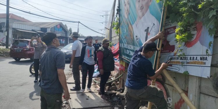 Masuk Masa Tenang, PPK Ciputat bersama Aparat Gabungan Tertibkan APK