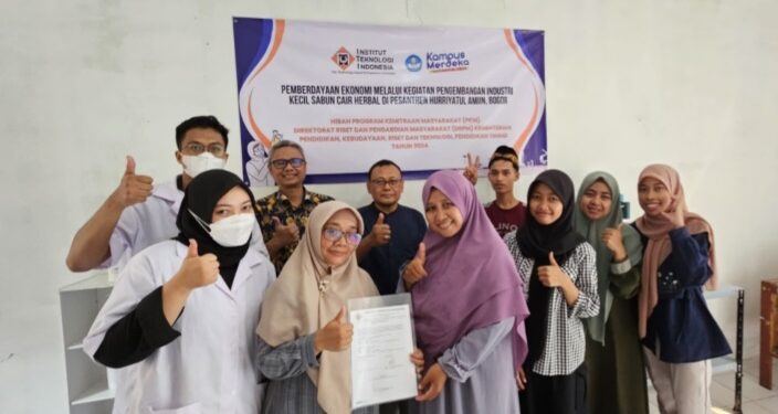 Institut Teknologi Indonesia (ITI) Tangerang Selatan menggelar pelatihan kewirausahaan pembuatan sabun cair badan dan wajah di Pondok Pesantren Hurriyatul Aamiin, Parung, Kabupaten Bogor.