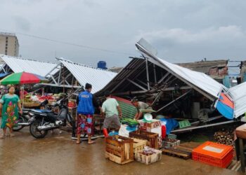 Diterpa Hujan Disertai Angin, Sejumlah Kios di Pasar Ciputat Roboh