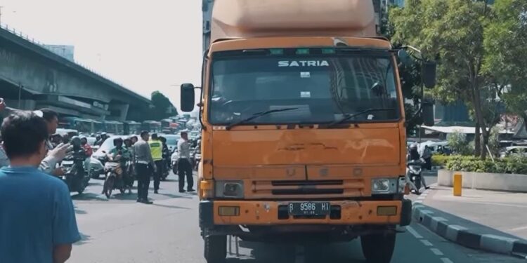 Truk Terobos Lampu Merah di Slipi Akibatkan Dua Pengendara Tewas, Sopir Mengaku Ngantuk