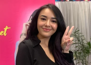 Amanda Manopo Dapat Kiriman Bunga dari Arya Saloka?