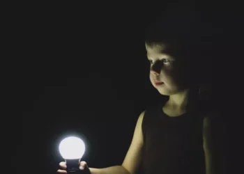 Orangtua Wajib Lakukan Ini untuk Bantu Mengatasi Anak Takut Gelap