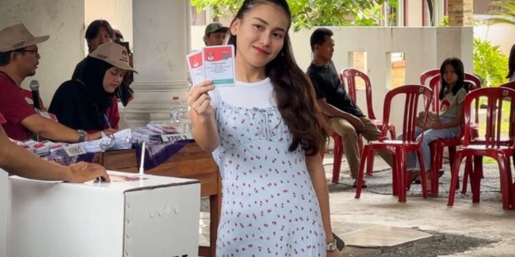 Ini Pesan Ayu Ting Ting untuk Depok Usai Menyoblos di TPS