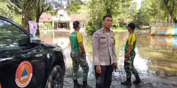 Bhabinkamtibmas Pondok Jagung bersama Aparat Gabungan Tinjau Banjir di Kampung Priyang
