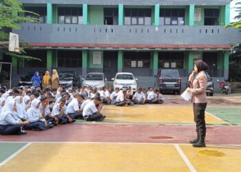 Sosialisasikan CETAR, Binmas Polsek Serpong Kunjungi SMKN 1 Tangsel